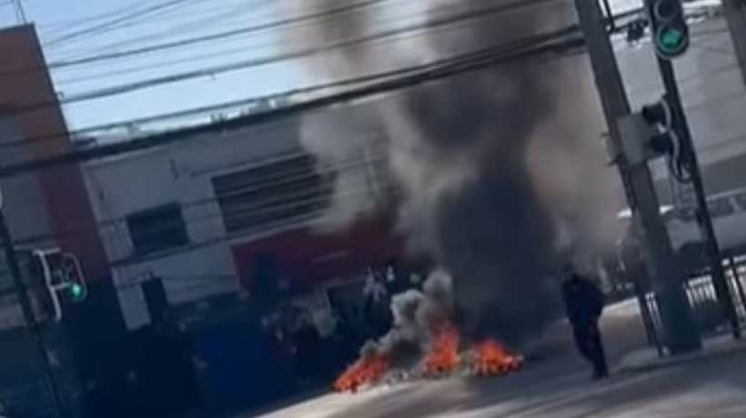 Barricadas e incidentes en el centro de San Antonio tras fiscalización a comercio ambulante