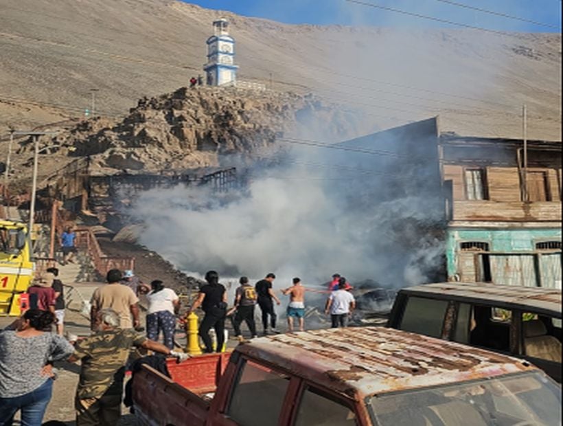 Incendio destruyó dos casas en la localidad de Pisagua