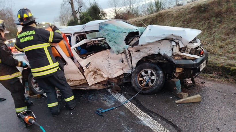 Dos fallecidos deja violenta colisión en ruta Osorno-Puerto Octay
