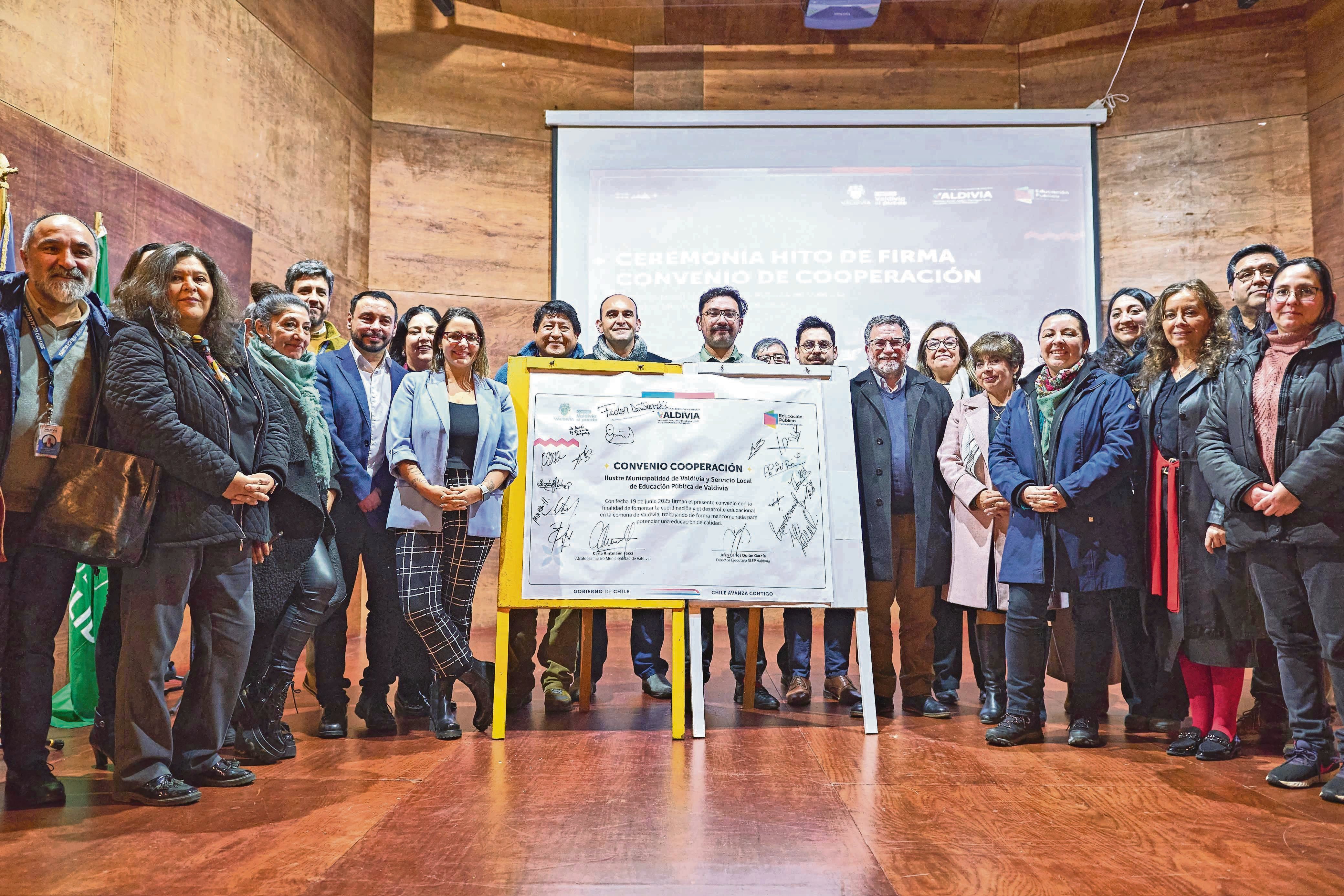 SLEP y municipalidad firman convenio por la educación pública de Valdivia