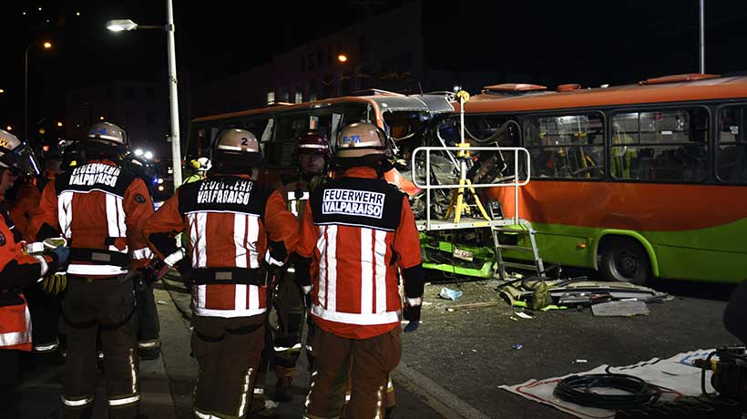 Maniobra de adelantamiento provocó fatal accidente de microbuses en Valparaíso