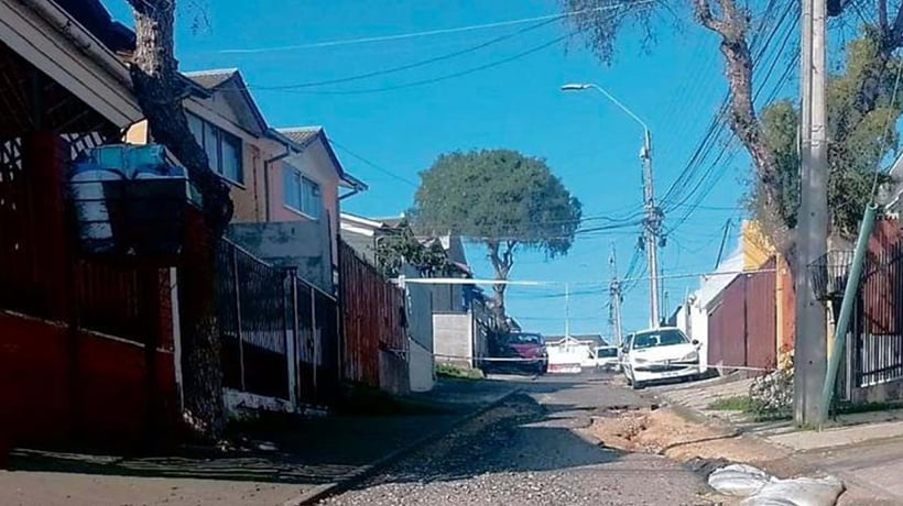 Socavón tras lluvias dejó intransitable un pasaje y los vecinos acusan abandono