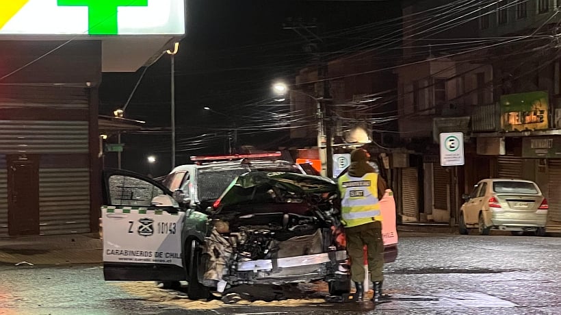 Colisión entre radiopatrulla y camión deja tres heridos en Castro