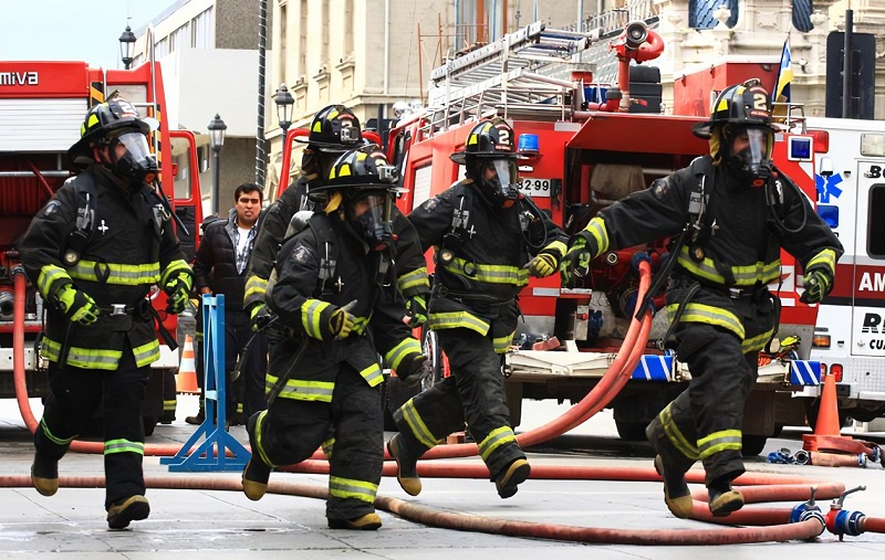 Valdivia: Bomberos y clientes de Aguas Décima recaudaron 13 millones de pesos en mayo