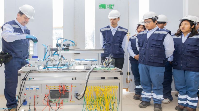 Fortalecen especialidades de Metalurgia Extractiva y Electricidad en Liceo Luis Cruz Martínez de Iquique y Colegio Simón Bolívar de Alto Hospicio