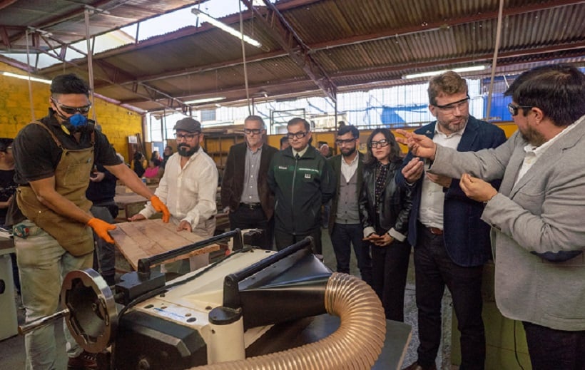 Impulsan taller de carpintería con madera reciclada para la reinserción social de reclusos en Antofagasta