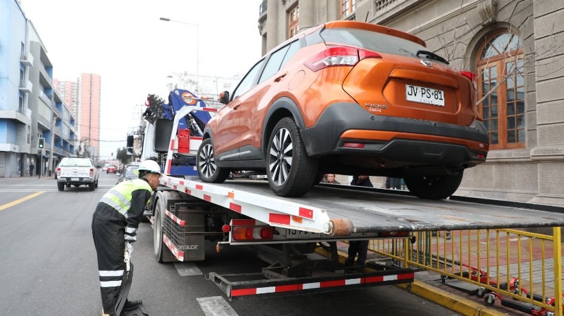 Estacionarse mal sale caro: grúa municipal retira vehículos y costos superan los $200 mil en Antofagasta
