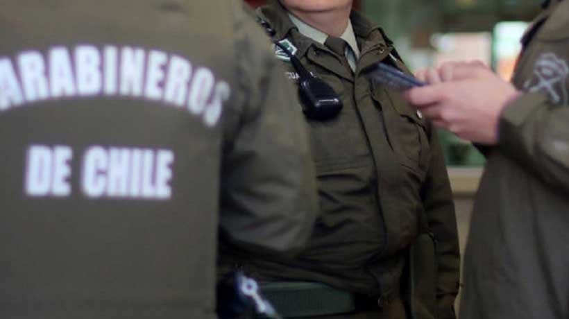Vendedor ambulante fue detenido tras subirse a camioneta municipal y evitar decomiso en Viña