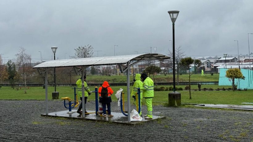Realizan limpieza del parque Mirasol en Puerto Montt