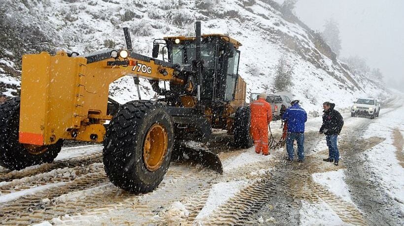 Realizan trabajos de mantención en caminos hacia pasos fronterizos de La Araucanía