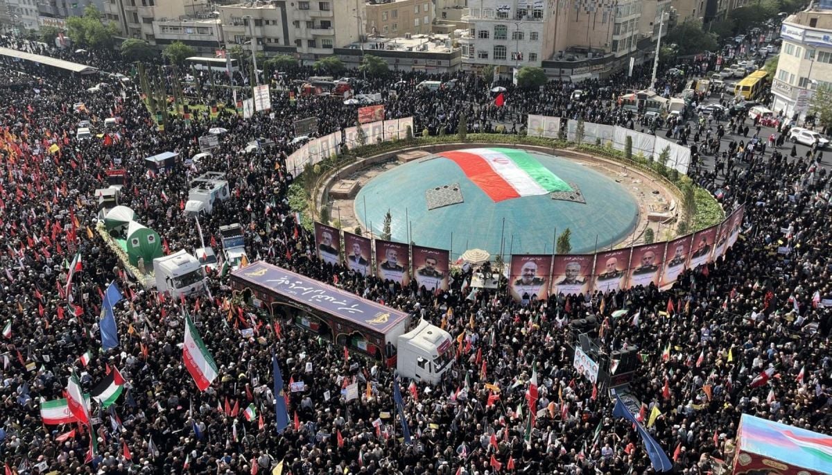 Irán celebra un multitudinario funeral de militares y científicos muertos en la guerra con Israel