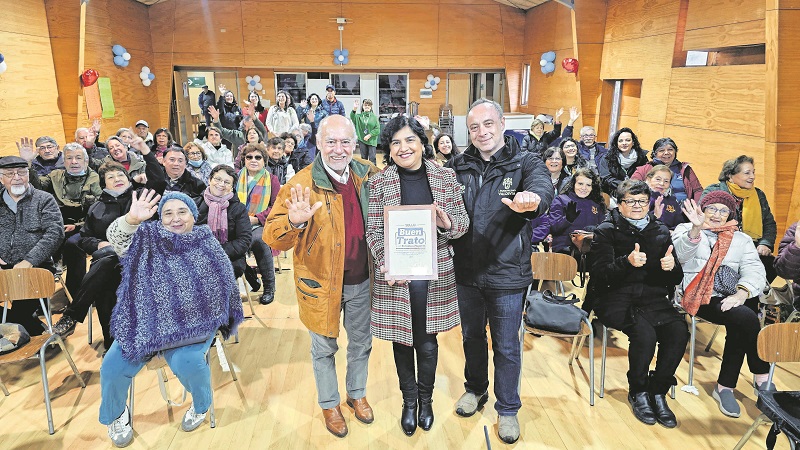 Municipalidad de Valdivia recibe “Sello de Buen Trato” por su compromiso con las personas mayores