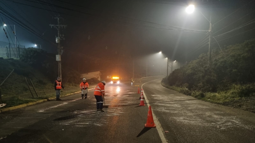 Municipio de Puerto Montt riega sal en 29 puntos críticos de la ciudad