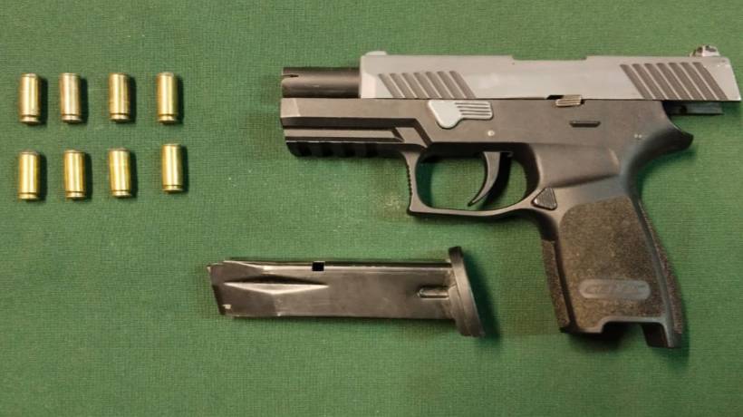 Detienen a dos hombres por porte ilegal de arma de fuego y drogas tras fiscalización en Valparaíso