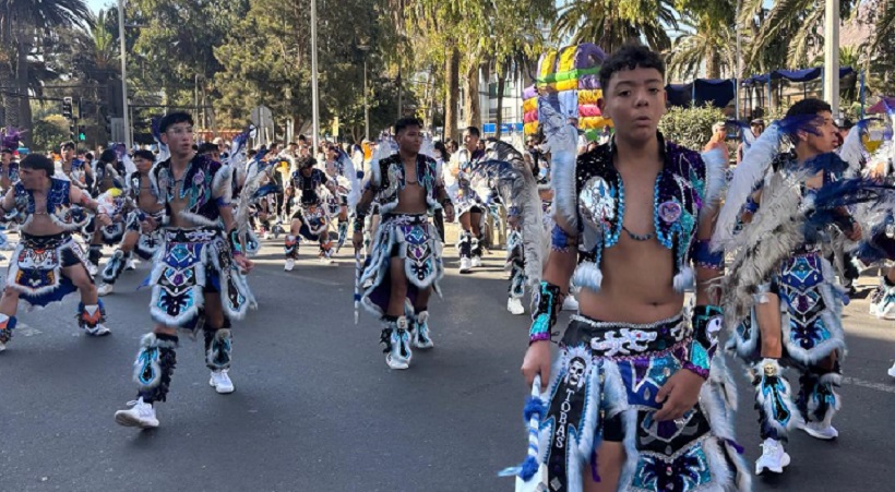 Tradicional Carnaval de los Colores llenó de bailes y música la avenida Brasil de Antofagasta