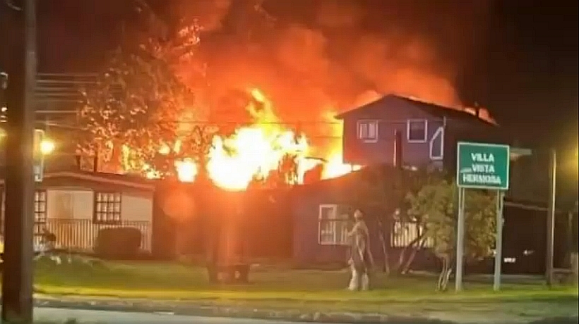 En población Vista Hermosa de Puerto Montt un incendio consumió una casa
