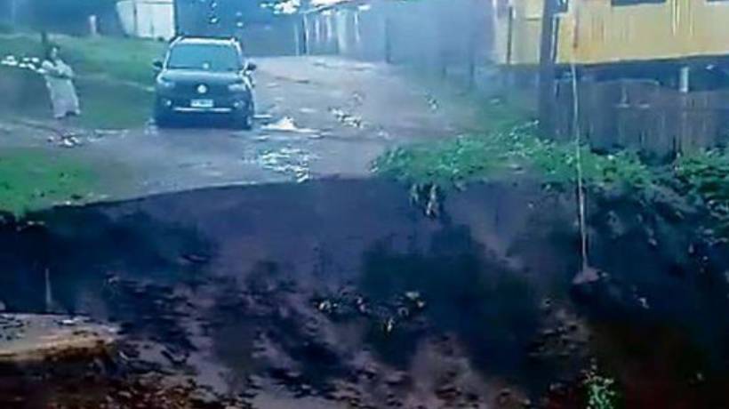 Socavones e inundaciones dejan aislados a vecinos en Cartagena y San Antonio