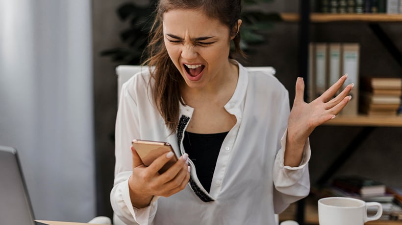 Crecen los intentos de estafa telefónica y por correo en Chile: reportan hasta 28 llamados no deseados al mes