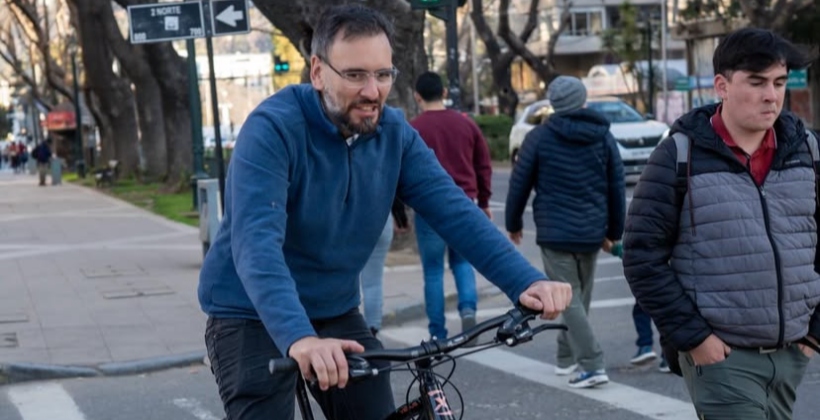 Senador De Rementería (PS) acude a votar en bicicleta: “Tenemos una derecha bien dura”