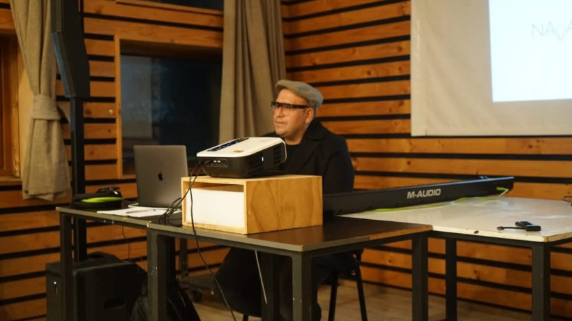 Músico Juan Pablo Navarro ofreció charla de producción musical en Castro