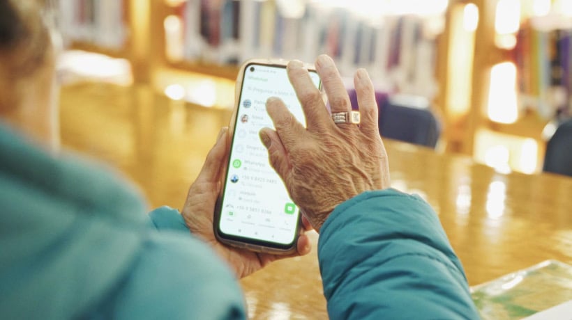Taller de telefonía móvil para personas mayores en Dalcahue