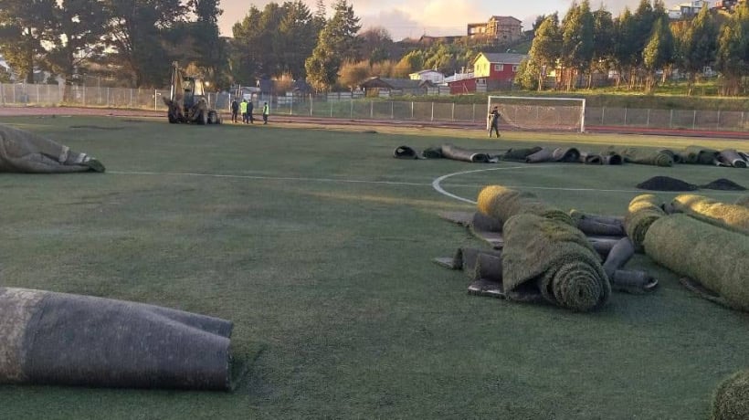 Cambio de carpeta sintética en Estadio Joel Fritz de Ancud