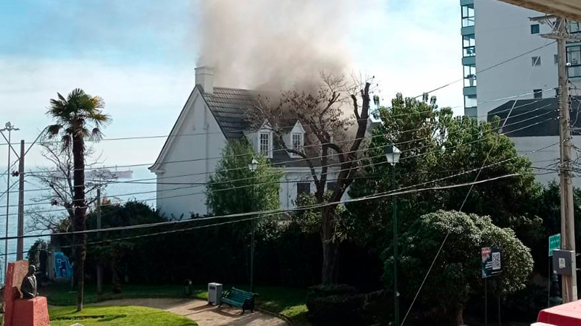 Vivienda de dos pisos fue afectada por incendio en cerro Castillo