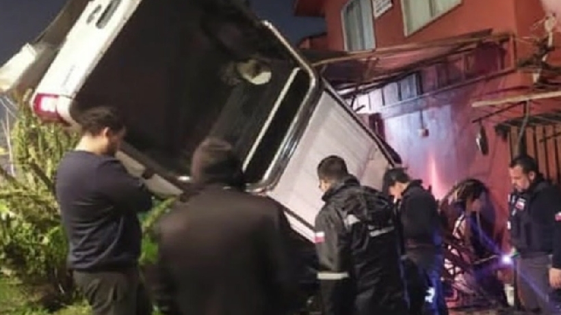 Macul: Auto quedó incrustado en el jardín de una casa