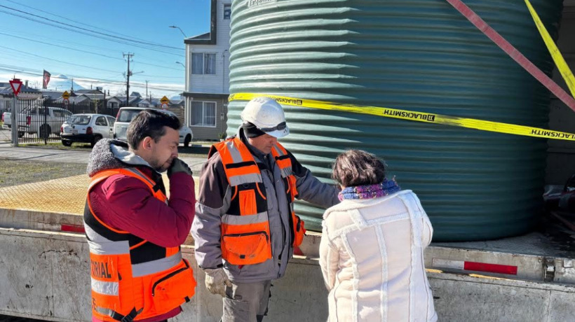 Entregan agua potable a vecinos afectados por las pasadas heladas en Alerce