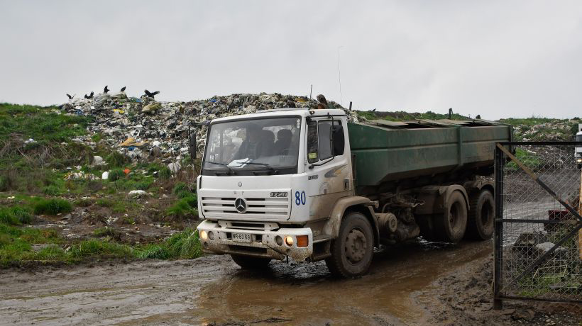 Osorno: trasladan a la Región del Biobío los lixiviados empozados en camino a vertedero
