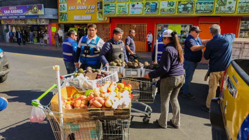 Comercio ambulante sigue bajo fiscalización en el centro de Antofagasta: suman nuevas citaciones y decomisos