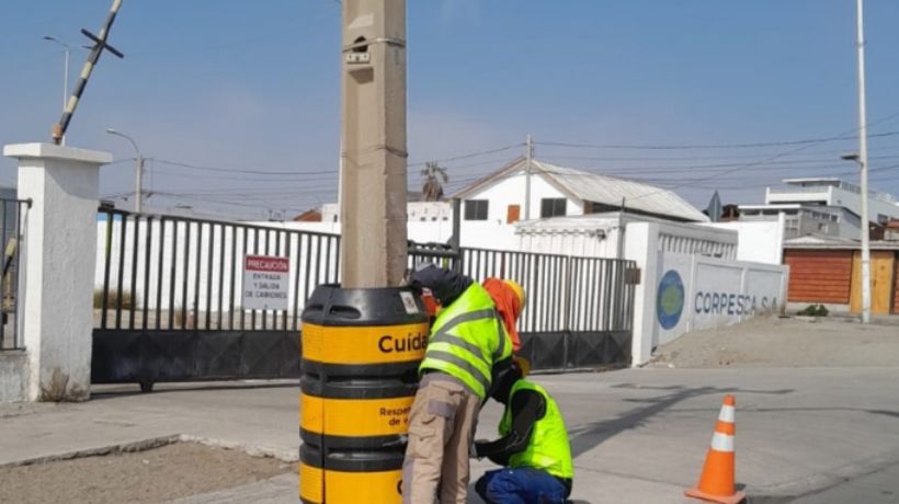 CGE instala protectores en postes eléctricos para reducir cortes de luz en Mejillones