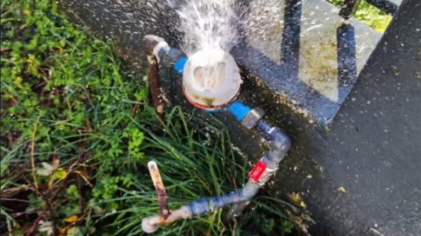 Alcaldesa de Hualaihué anunció apoyo a familias afectadas por rotura de medidores de agua debido a heladas