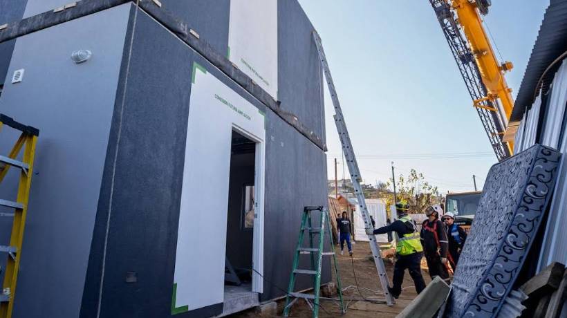 Inician instalación de viviendas prefabricadas para familias afectadas por el megaincendio