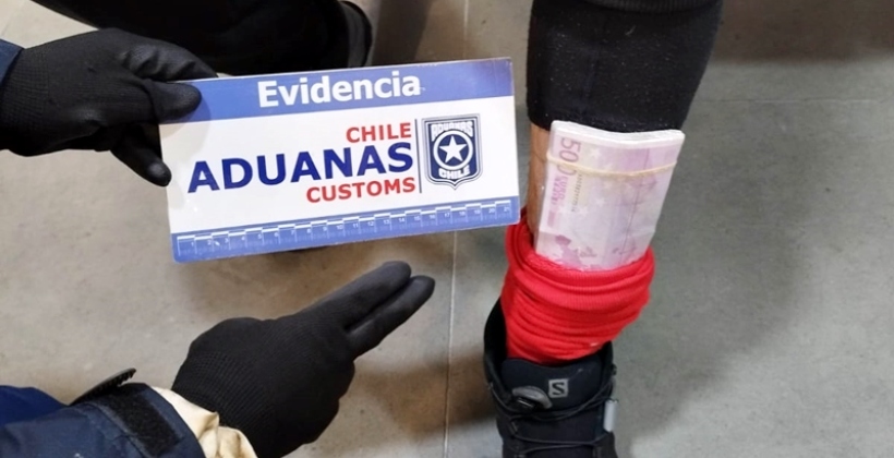 Sorprenden a extranjero con 100 mil euros ocultos en las piernas en paso Los Libertadores Sorprenden a extranjero con 100 mil euros ocultos en las piernas en paso Los Libertadores