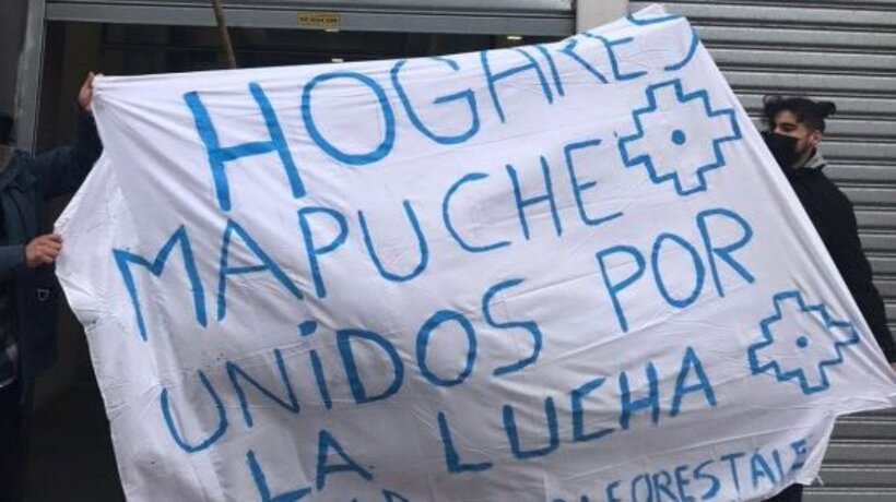 Miembros de Hogares Indígenas se toman la Seremi de Educación de La Araucanía Miembros de Hogares Indígenas se toman la Seremi de Educación de La Araucanía