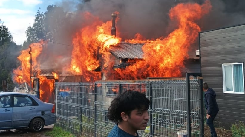 Un lesionado, una casa destruida y dos autos quemados dejó incendio en Alerce Un lesionado, una casa destruida y dos autos quemados dejó incendio en Alerce