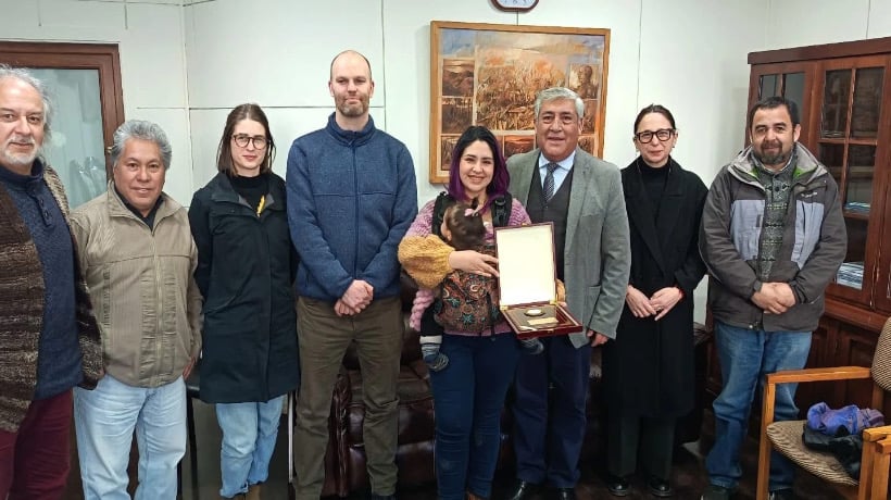 Castro entregó reconocimiento a diseñadora que creó el logo del bicentenario de Chiloé Castro entregó reconocimiento a diseñadora que creó el logo del bicentenario de Chiloé