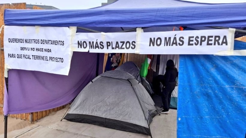 Familias acampan en la calle exigiendo entrega de sus viviendas en Antofagasta Familias acampan en la calle exigiendo entrega de sus viviendas en Antofagasta