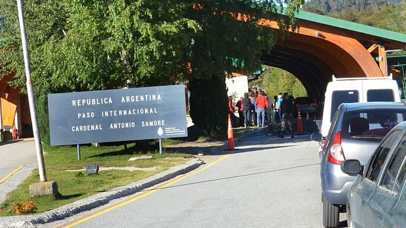 Mujer dio a luz en complejo fronterizo Cardenal Samoré: regresaba a Bariloche en un bus desde Osorno Mujer dio a luz en complejo fronterizo Cardenal Samoré: regresaba a Bariloche en un bus desde Osorno