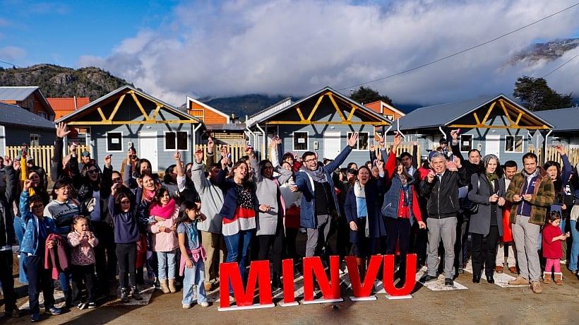 Tras diez años de espera 35 familias de Futaleufú recibieron sus viviendas Tras diez años de espera 35 familias de Futaleufú recibieron sus viviendas