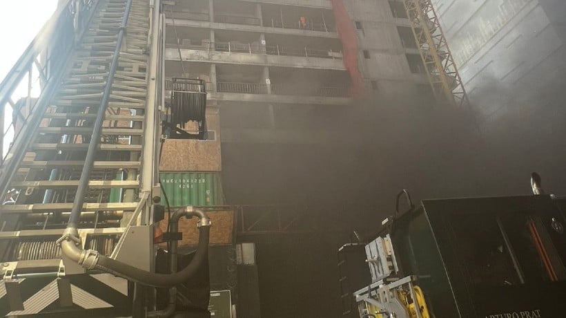 Incendio afecta subterráneo de edificio en construcción en Santiago Incendio afecta subterráneo de edificio en construcción en Santiago