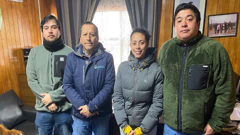 Alcalde de Quinchao se reúne con la directiva del Club Deportivo "Estrella Blanca" para avanzar en proyecto de infraestructura deportiva en Chequián Alcalde de Quinchao se reúne con la directiva del Club Deportivo "Estrella Blanca" para avanzar en proyecto de infraestructura deportiva en Chequián