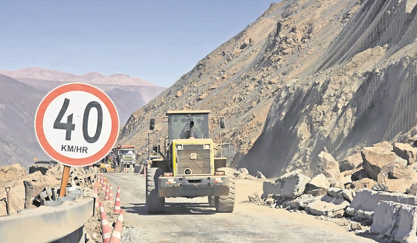 Sigue corte parcial de ruta por Cuesta Chinchorro: senadores de Arica piden estado de excepción Sigue corte parcial de ruta por Cuesta Chinchorro: senadores de Arica piden estado de excepción