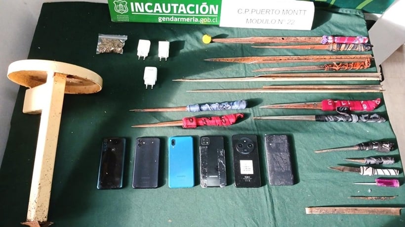 Incautación en cárcel de Puerto Montt: hallaron 23 estoques, 9 teléfonos, 17 chips y 56,7 gramos de droga Incautación en cárcel de Puerto Montt: hallaron 23 estoques, 9 teléfonos, 17 chips y 56,7 gramos de droga