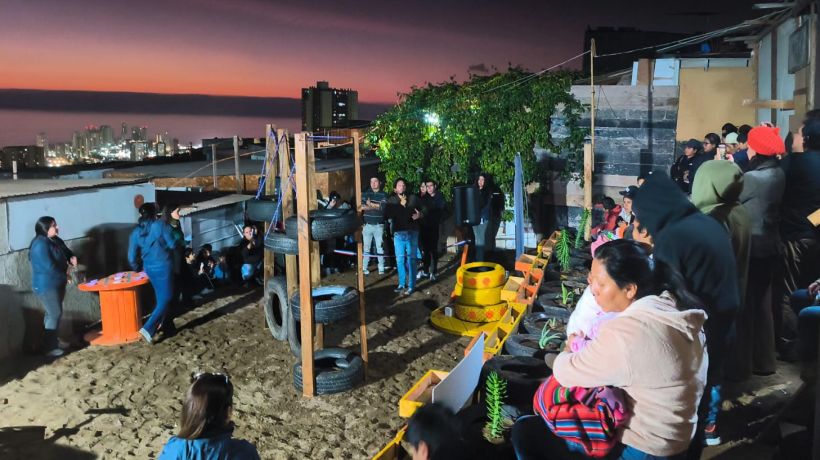 Vecinos del Campamento Laguna Verde en Iquique crearon juegos infantiles con materiales reciclados Vecinos del Campamento Laguna Verde en Iquique crearon juegos infantiles con materiales reciclados