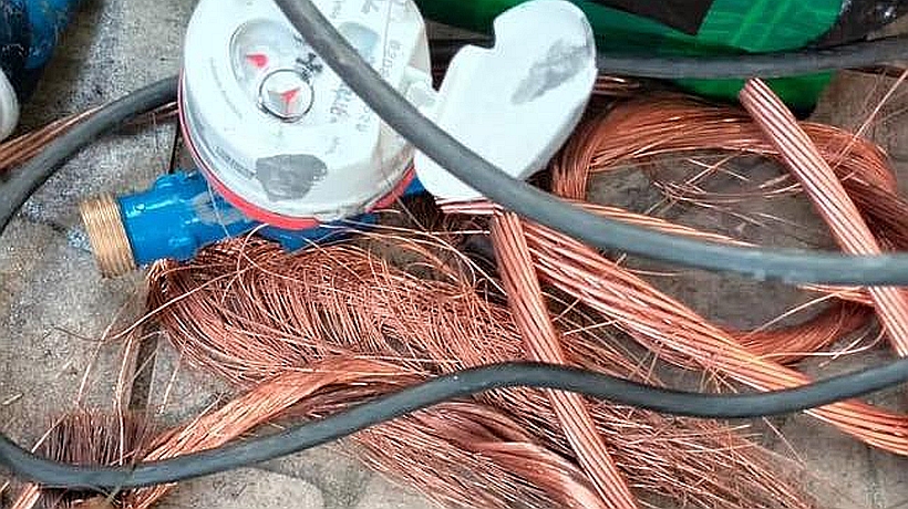 Hasta elementos del alumbrado público incautaron en allanamientos por robo de cobre en Alerce Hasta elementos del alumbrado público incautaron en allanamientos por robo de cobre en Alerce