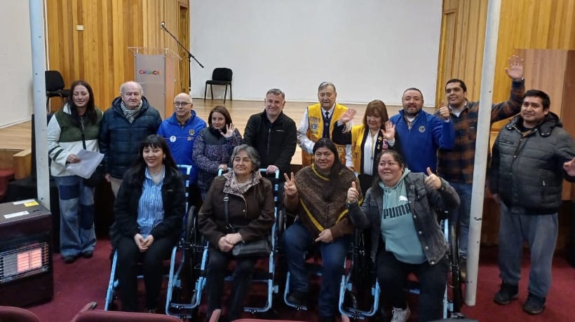Chonchi entrega 30 sillas de ruedas a vecinos en ceremonia en el Teatro Municipal Chonchi entrega 30 sillas de ruedas a vecinos en ceremonia en el Teatro Municipal