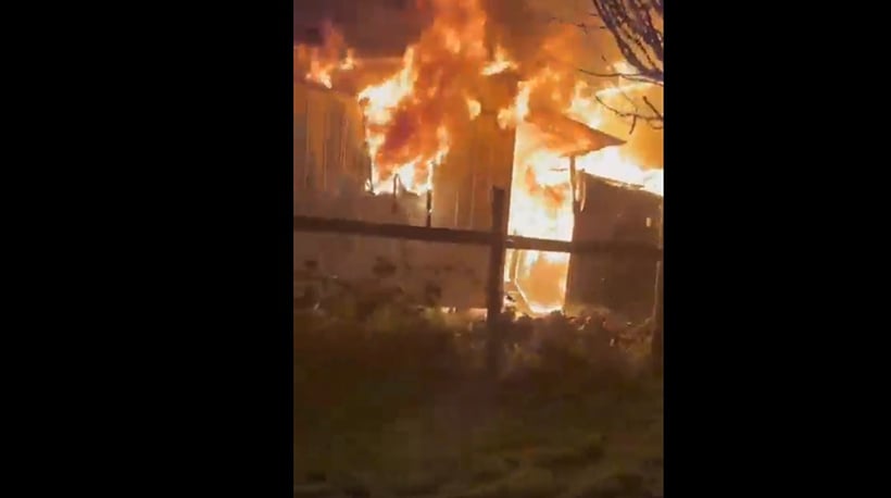 Violento incendio en población Schilling de Osorno afectó dos viviendas y dejó cuatro damnificados Violento incendio en población Schilling de Osorno afectó dos viviendas y dejó cuatro damnificados