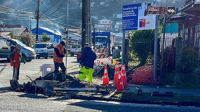Comenzó instalación de nuevo semáforo en sector Lintz de Puerto Montt